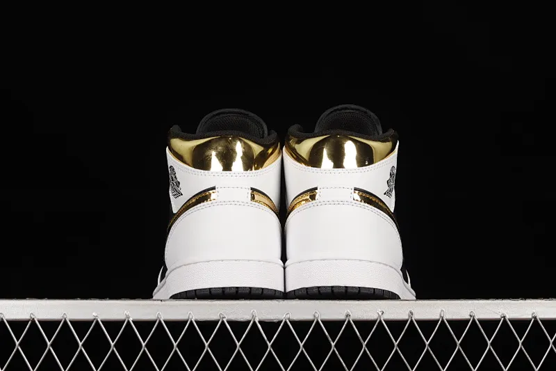 All categories Air Jordan Jordan series basketball shoes Air Jordan 1 Mid Air Jordan 1 Mid AJ1 Joe 1 Platinum Panda mid-top basketball shoes 554724-190